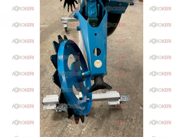 compaction wheel with a metal, laced jam-breaking disk bearing